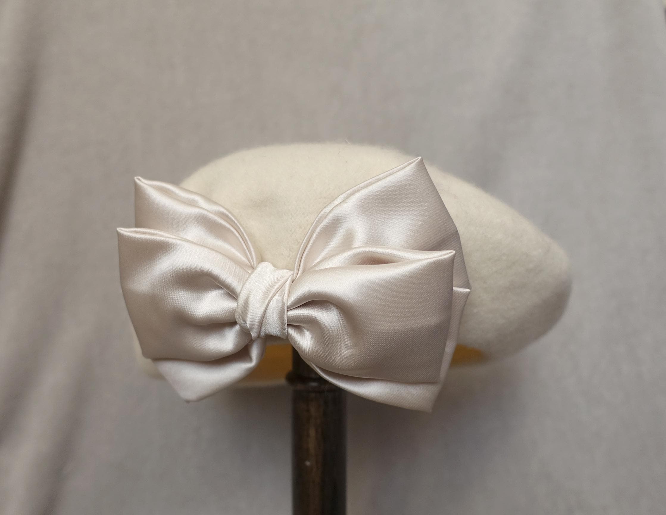 Cream Wool French Beret With Satin Bow — Elegant Soft Beret  display picture 1