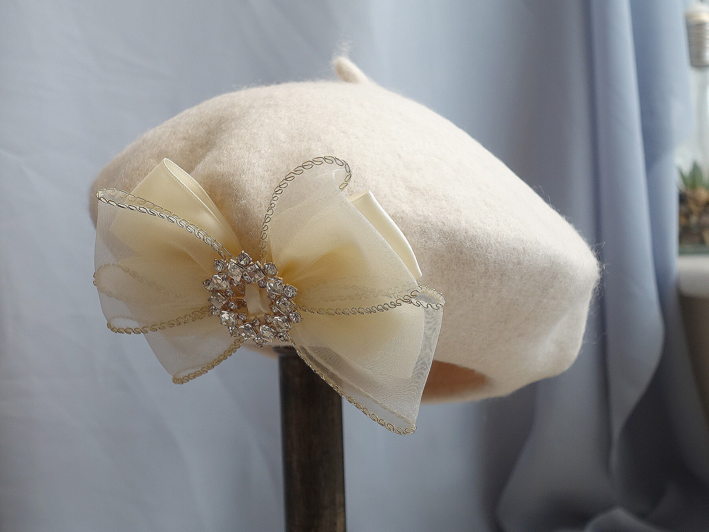Boina de lã bege claro com inspiração vintage e laço lateral de chiffon com strass - estilo clássico com um toque de glamour