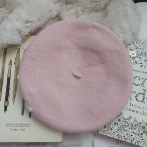 Élégant béret en laine rose avec nœud en perles Parfait pour une touche de glamour parisien image 9