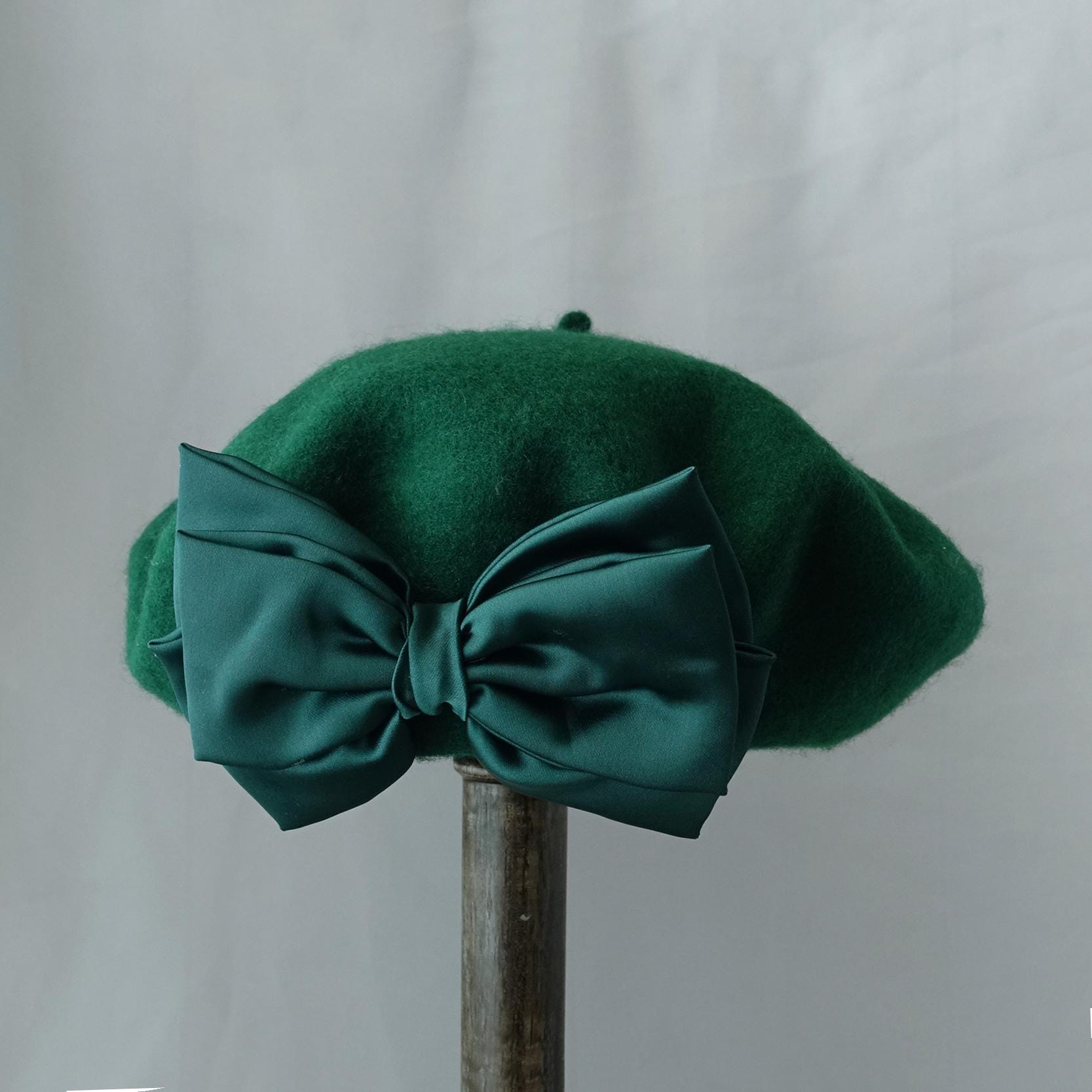 Green Wool Felt Beret with Stylish Bow Accent - French Chic Winter Hat