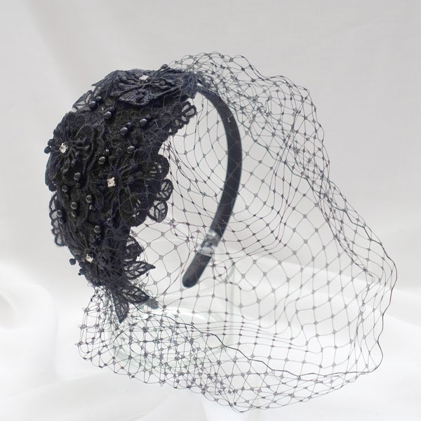 Elegantes schwarzes Fascinator-Stirnband mit Schleier und Spitzen-Patchwork-Detail - Perfekt für formelle Veranstaltungen, Cocktails und Beerdigungen