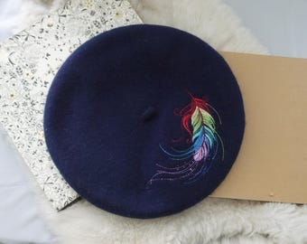 Berretto blu reale scuro con vivaci ricami di piume / Cappello boho celeste