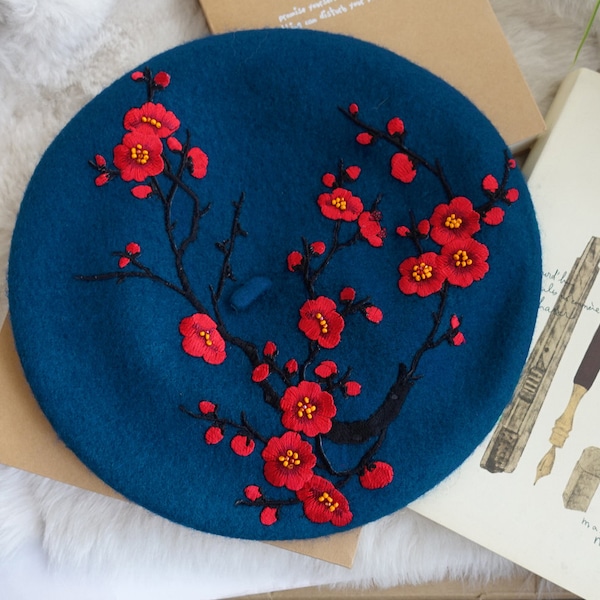 Béret Capri en laine bleu et fleurs de cerisier rouges brodées - Un accessoire d'automne chic et douillet