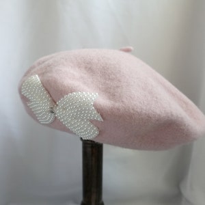 Élégant béret en laine rose avec nœud en perles Parfait pour une touche de glamour parisien image 1