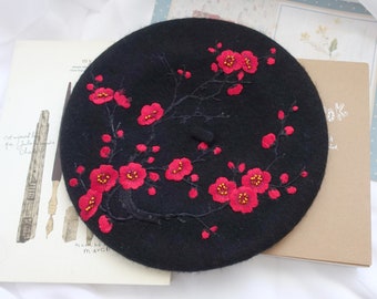 Béret en feutre de laine noir avec broderie élégante de fleurs de cerisier rouges