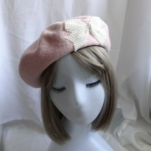 Élégant béret en laine rose avec nœud en perles Parfait pour une touche de glamour parisien image 6