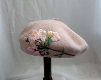 Magnifique béret en laine rose avec broderie florale rose : accessoire parfait pour toutes les tenues.