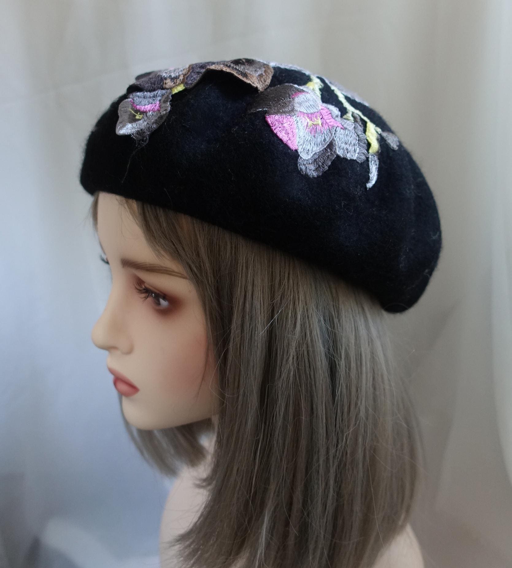Black Wool Beret With Elegant Floral Embroidery - Feminine 