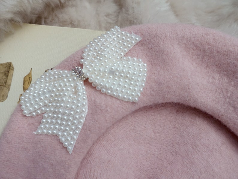 Élégant béret en laine rose avec nœud en perles Parfait pour une touche de glamour parisien image 5