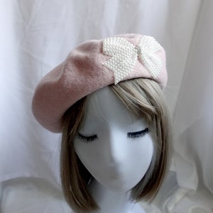 Élégant béret en laine rose avec nœud en perles Parfait pour une touche de glamour parisien image 7