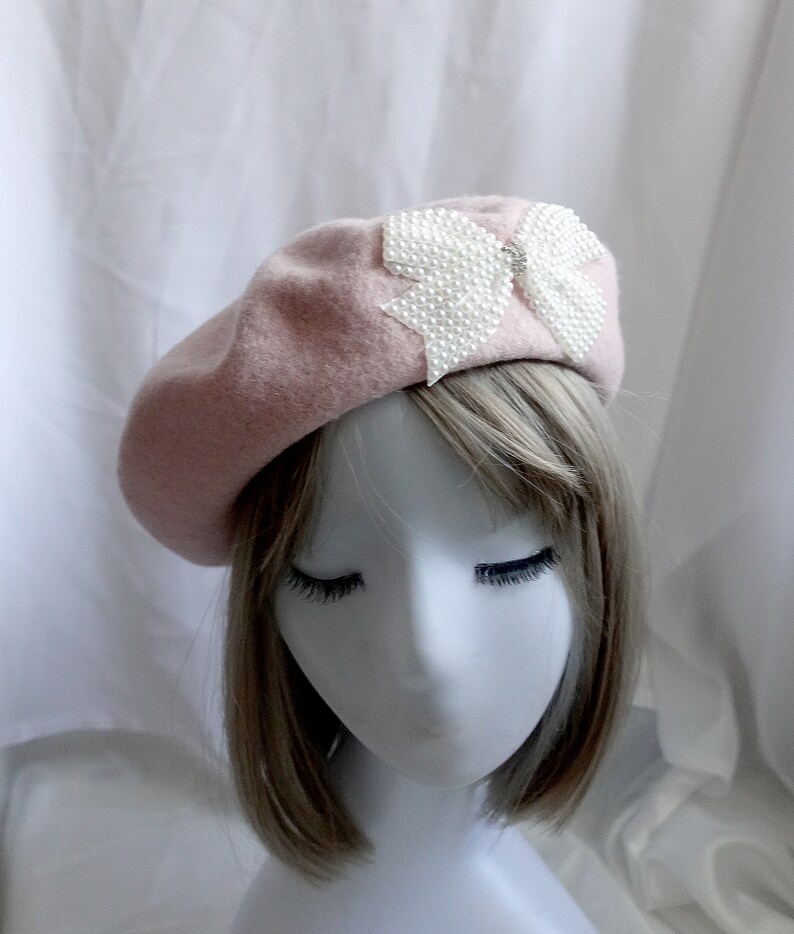 Élégant béret en laine rose avec nœud en perles Parfait pour une touche de glamour parisien image 7