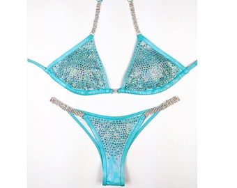 Neuer, auf Bestellung gefertigter Crystal-Turnier-Bikinianzug - Lustrous Turquoise