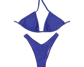 Könnte beinhalten: Ein blauer Bikini-Oberteil und -Unterteil mit einem Oberteil im Halstert-Stil und einem hochgeschnittenen Unterteil.