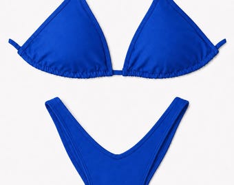 Könnte beinhalten: Ein leuchtend königsblaues Bikini-Set, bestehend aus einem Triangel-Oberteil mit dünnen, verstellbaren Trägern und einem passenden hoch geschnittenen Unterteil. Die Bademode zeichnet sich durch einen glatten, einfarbigen Stoff mit klaren Linien aus.