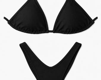 Könnte beinhalten: Ein einfarbig schwarzer zweiteiliger Bikini, bestehend aus einem Triangel-Oberteil mit dünnen, verstellbaren Trägern und einem passenden hoch geschnittenen Unterteil. Der Bikini zeichnet sich durch glatten, matten Stoff und klare Linien aus.