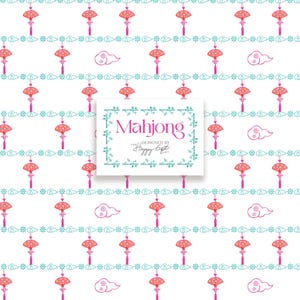 Pu&ograve; includere: Sfondo bianco con un motivo ripetuto di ombrellini rosa, nuvole turchesi e bordi floreali. Un quadrato al centro riporta la scritta "Mahjong" con "Designed by Happy Eight".