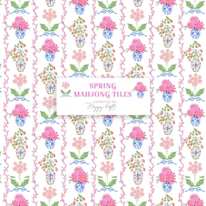 K&ouml;nnte beinhalten: Ein sich wiederholendes Muster aus Blumenarrangements und dekorativen Elementen auf wei&szlig;em Hintergrund. Das Design umfasst rosa Blumen, blau-wei&szlig;e Vasen und rosa Ranken. Der Text "SPRING MAHJONG TILES" wird in einem wei&szlig;en Rechteck angezeigt.