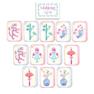 Pu&ograve; includere: Un set di tessere Mahjong con un design ad acquerello. Le tessere presentano illustrazioni di draghi, bamb&ugrave;, uccelli, fiori e vasi. La parte superiore dell'immagine presenta un cartello con la scritta "Mahjong" in un carattere decorativo.