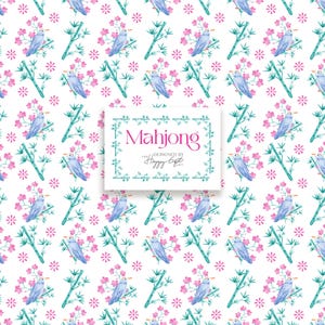 Pu&ograve; includere: Motivo ripetuto con uccelli blu appollaiati su rami di bamb&ugrave; verde con fiori di ciliegio rosa. Il design include la parola "Mahjong" in una cornice decorativa, con il testo "Designed by Happy Eight".