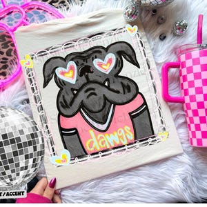 Pode incluir: Uma tela de cor clara com um buldogue de desenho animado usando &oacute;culos de sol em forma de cora&ccedil;&atilde;o e uma camisa rosa com a palavra "dawgs". Um copo xadrez rosa e uma bola de discoteca tamb&eacute;m est&atilde;o na imagem.