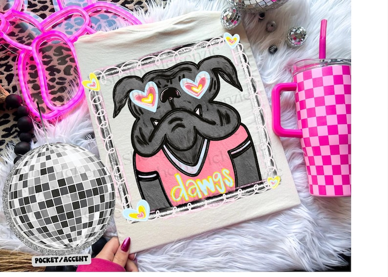 Pode incluir: Uma tela de cor clara com um buldogue de desenho animado usando &oacute;culos de sol em forma de cora&ccedil;&atilde;o e uma camisa rosa com a palavra "dawgs". Um copo xadrez rosa e uma bola de discoteca tamb&eacute;m est&atilde;o na imagem.