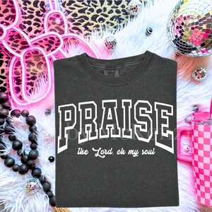 Camiseta cristã "Louvado seja o Senhor" em PNG, design, design digital