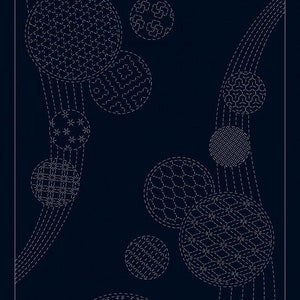 Puede incluir: Panel textil azul marino oscuro con c&iacute;rculos cosidos blancos de varios tama&ntilde;os y patrones. El dise&ntilde;o incluye l&iacute;neas curvas y el texto "WAGARA Flow - Sashiko Panel Part 10 by Hitomi Fujita".