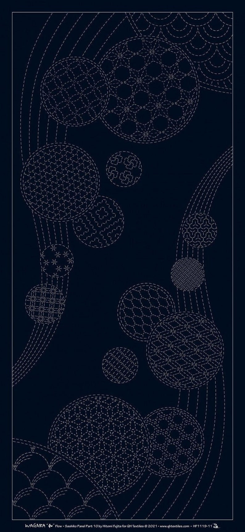 Puede incluir: Panel textil azul marino oscuro con c&iacute;rculos cosidos blancos de varios tama&ntilde;os y patrones. El dise&ntilde;o incluye l&iacute;neas curvas y el texto "WAGARA Flow - Sashiko Panel Part 10 by Hitomi Fujita".