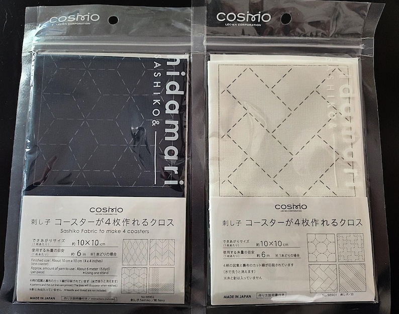 K&ouml;nnte beinhalten: Zwei Packungen Sashiko-Stoff zur Herstellung von Untersetzern. Eine Packung ist schwarz mit einem geometrischen Muster, die andere wei&szlig; mit einem &auml;hnlichen Design. Jede Packung ist ca. 10 x 10 cm gro&szlig; und enth&auml;lt Anweisungen.