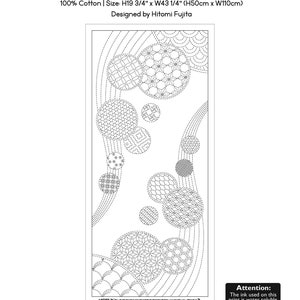 Puede incluir: Panel sashiko en blanco y negro titulado "FLOW" con un dise&ntilde;o de c&iacute;rculos estampados y l&iacute;neas curvas. El panel mide 50 cm de alto y 110 cm de ancho, hecho de 100% algod&oacute;n. El dise&ntilde;o es de Hitomi Fujita.