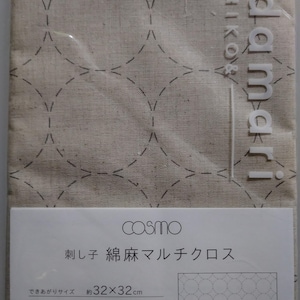 K&ouml;nnte beinhalten: Verpackter beigefarbener Stoff mit einem gestickten Punktmuster. Die Verpackung enth&auml;lt ein Etikett mit japanischem Text und dem Markennamen "cosmo". Der Stoff misst ca. 32 x 32 cm.