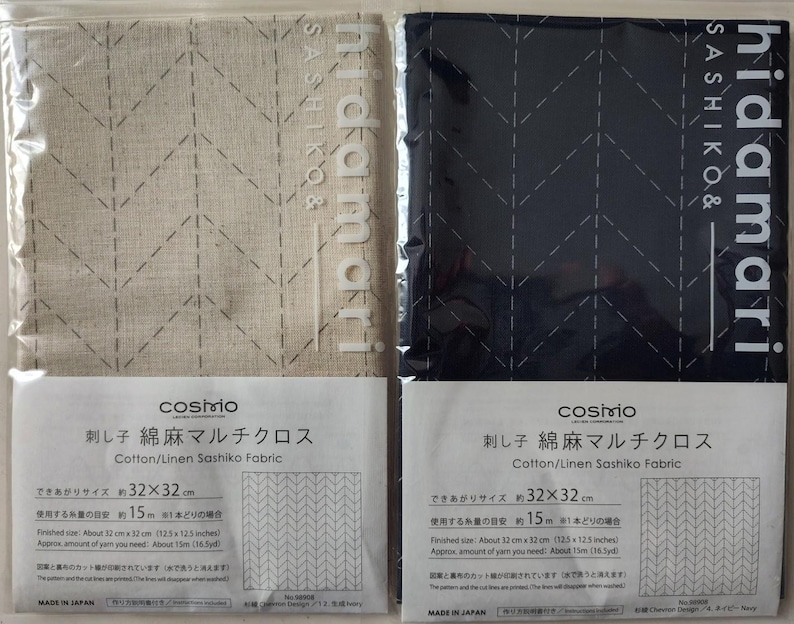 K&ouml;nnte beinhalten: Zwei Stoffquadrate, eines beige und eines marineblau, mit einem gen&auml;hten Zickzackmuster. Jedes ist mit einem Etikett versehen, auf dem "Cotton/Linen Sashiko Fabric" steht. Die fertige Gr&ouml;&szlig;e betr&auml;gt ca. 32 cm x 32 cm.