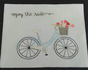 Patrón de bordado de bicicleta con cesta de flores digital