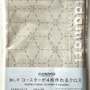 K&ouml;nnte beinhalten: Sashiko-Stoff-Set zur Herstellung von 4 Untersetzern. Der beige Stoff ist mit einem geometrischen Muster bedruckt. Fertige Gr&ouml;&szlig;e ist ca. 10 cm x 10 cm. Die Packung enth&auml;lt Anweisungen. Hergestellt in Japan.