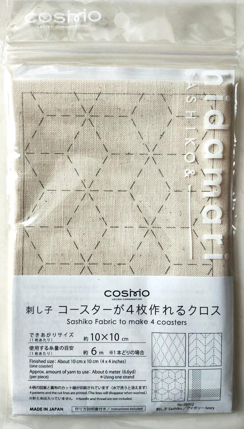 K&ouml;nnte beinhalten: Sashiko-Stoff-Set zur Herstellung von 4 Untersetzern. Der beige Stoff ist mit einem geometrischen Muster bedruckt. Fertige Gr&ouml;&szlig;e ist ca. 10 cm x 10 cm. Die Packung enth&auml;lt Anweisungen. Hergestellt in Japan.