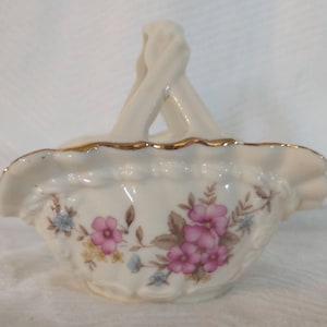 Unmarked Ceramic Basket with Floral Motif and Gold Details | Vintage Ceramic Basket with Purple Floral Details | Antique Ceramics