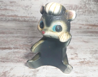 Vintage Kitsch Ceramic Skunk Shaker: Retro Kitchen Decor