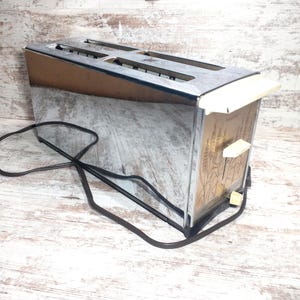 Vintage Presto Toaster: 1970s Four Slice Toaster with Wheat Design