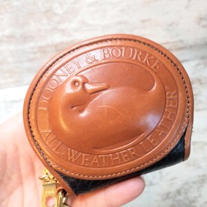 Monedero Dooney & Bourke / Azul marino de los 90 / Monedero color caramelo / Estilo clásico de club de campo / Cartera de cuero compatible con AirPods / Accesorios retro*