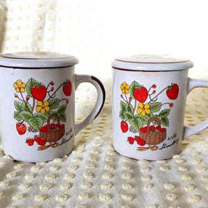 Strawberry Ceramic Mug Set with Ceramic Lids  | Vintage Mug Set with Strawberries  | Cute Vintage Mug | Cottage Core Mug Set, Châteaucore