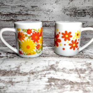 Groovy Floral Salt and Pepper Shakers | Daisy Mod Flower Salt and Pepper Shakers | Vtg Yellow/Orange Groovy 70s Floral Shakers w/ Handles