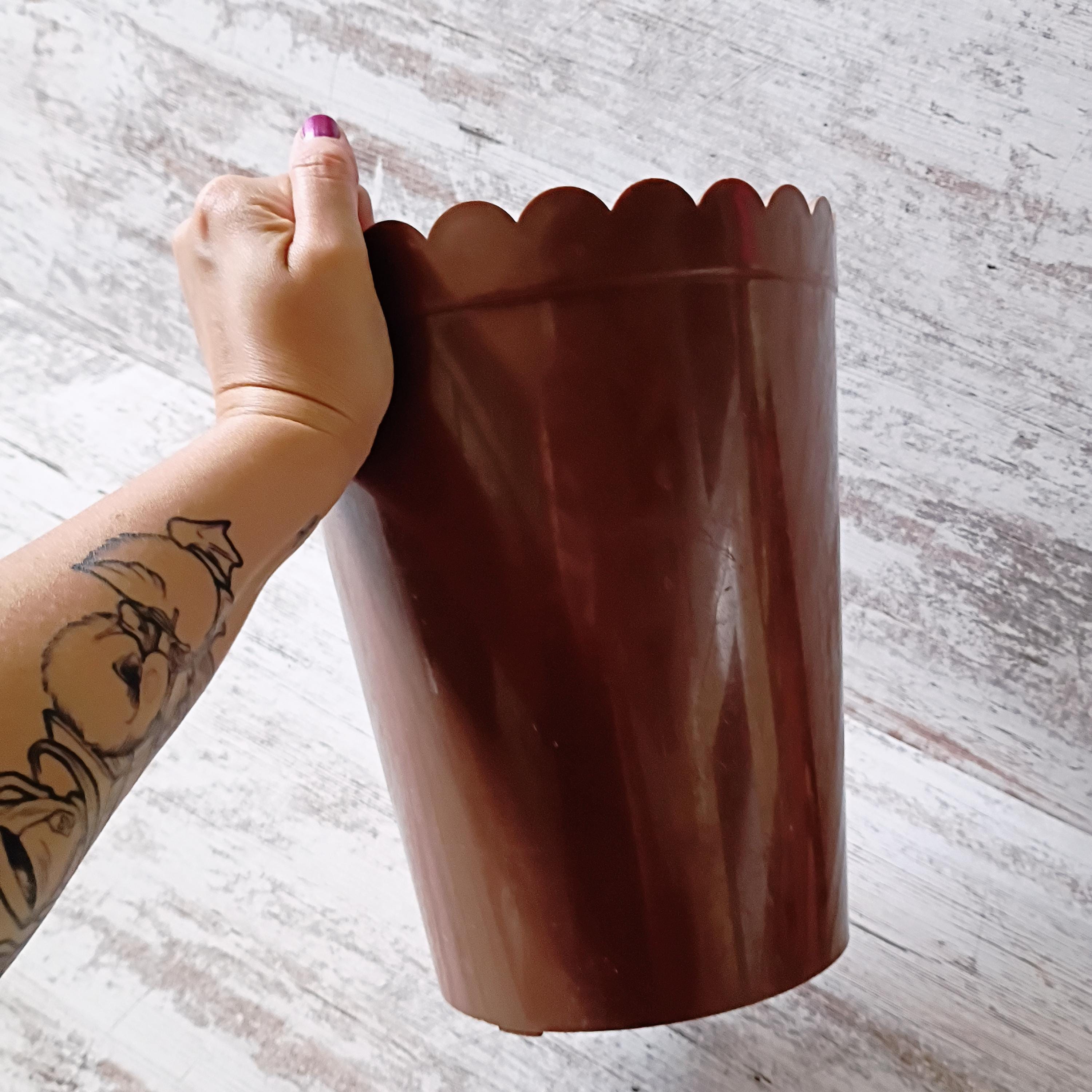 Brown Scalloped Edge Trash Can Retro Boho Bathroom Decor, Plastic Waste Basket