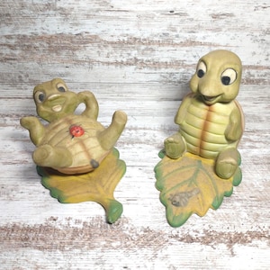 Vintage Homco Ceramic Turtle Figurines – Set of 2 Anthropomorphic Turtles on Leaf Bases, Whimsical Collectible Home Decor