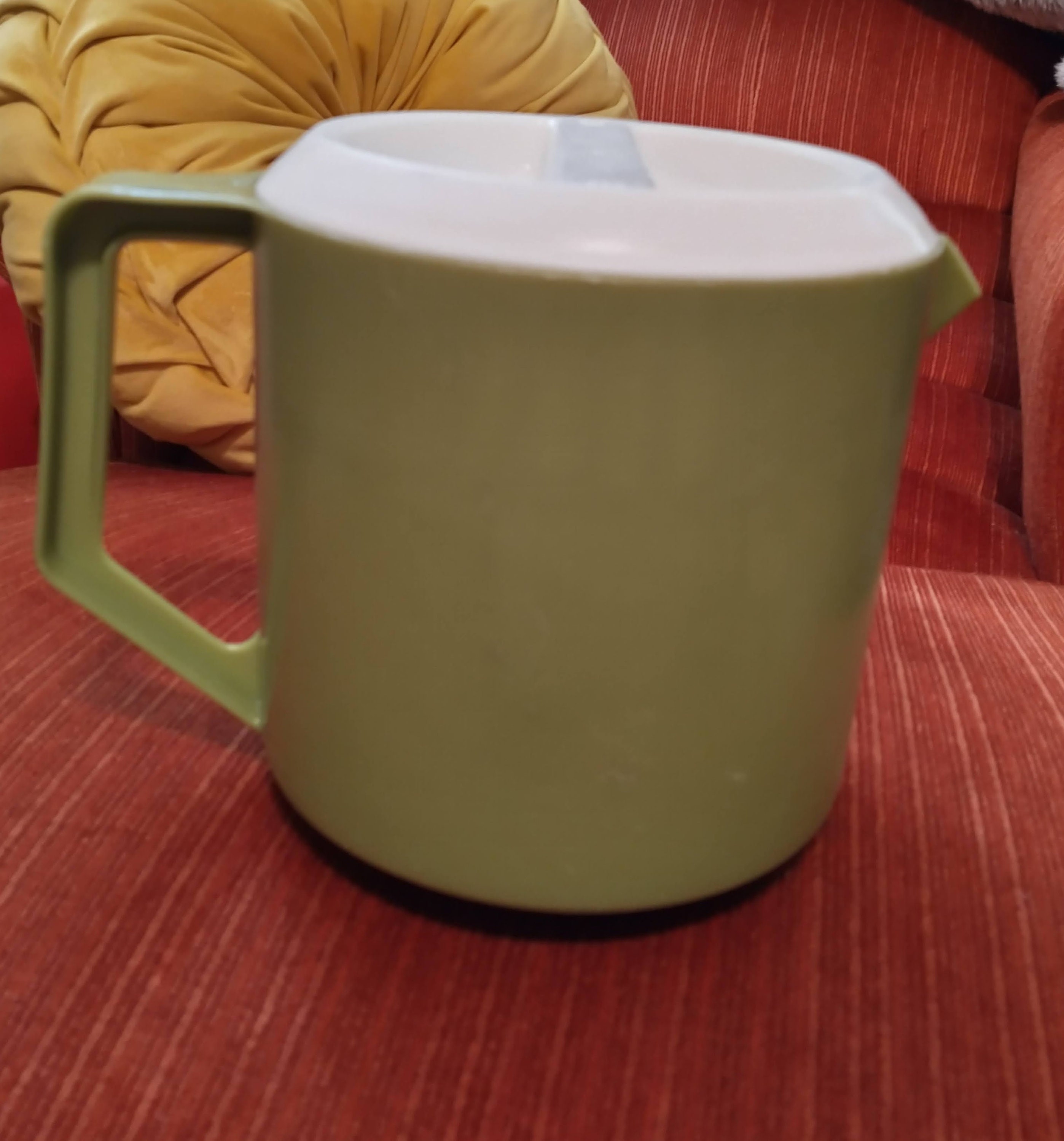 Vtg Rubbermaid Pitcher w Lid Avocado￼ Green 2 Quart Ribbed Middle #2678 USA