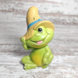 Norcrest Frog with Hat – Vintage Anthropomorphic Frog Figurine, Ceramic Collectible, Retro Home Décor, Whimsical Frog Accent w/ Broken Foot