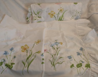 Vintage Wildflowers Full Fitted Sheet + 2 Ruffled Pillowcases  | Vtg Full Fitted Sheet | Floral Full Size Fitted Sheet w/ 2  Pillowcases