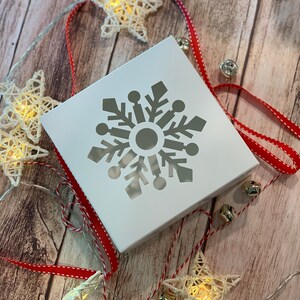 Lot de 5 flocons de neige blancs, grelots, ruban rouge pour coffrets cadeaux, boîtes à pâtisserie, boîtes à biscuits de Noël, boîtes à cupcakes