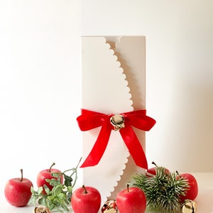 10 petites boîtes blanches festonnées avec des rubans de satin rouges et des grelots pour coffret cadeau des fêtes, boîte à biscuits de Noël, boîte à bonbons