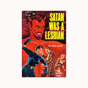 Peut inclure: Une couverture de livre de poche vintage avec un fond rouge. Le titre est "Satan Was A Lesbian" en lettres jaunes. La couverture présente un diable rouge avec des cornes et une femme en tenue bleue tenant un fouet.
