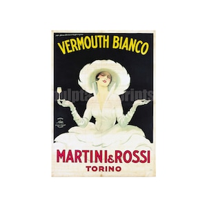 Può includere: Una pubblicità vintage per il Vermouth Bianco Martini & Rossi. L'annuncio presenta una donna in abito e cappello bianchi che tiene un bicchiere di vermouth. Il testo "Vermouth Bianco" è in lettere gialle su sfondo nero. Il testo "Martini & Rossi Torino" è in lettere rosse su sfondo bianco.